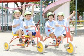 ２輪車で遊ぶ子どもたち